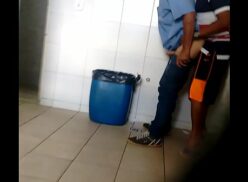 Gay dando o cu no banheiro