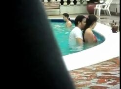 Sexo escondido na piscina