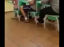 Batendo punheta na sala de aula