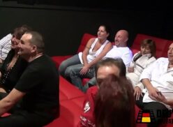 Orgia no cine porno