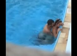 Sexo anal na piscina