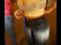 Mujeres mostrando las tetas en la calle