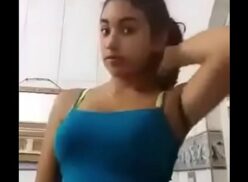 Mia kalifa tirando a roupa