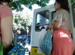 Mujer orina en la calle